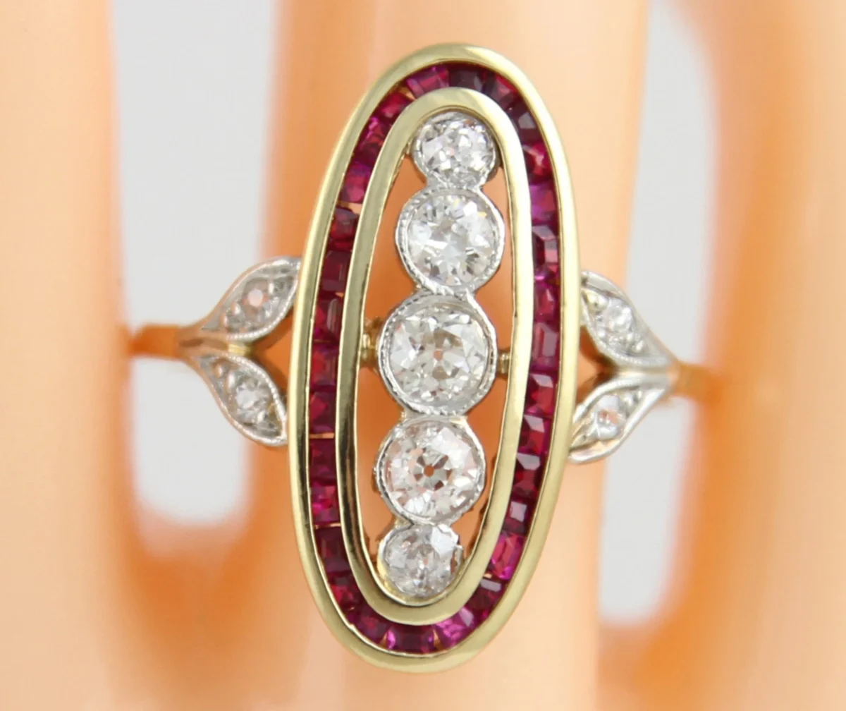 Art-Déco-Ring aus 585 Gelbgold und Platin mit Diamanten und Rubinen