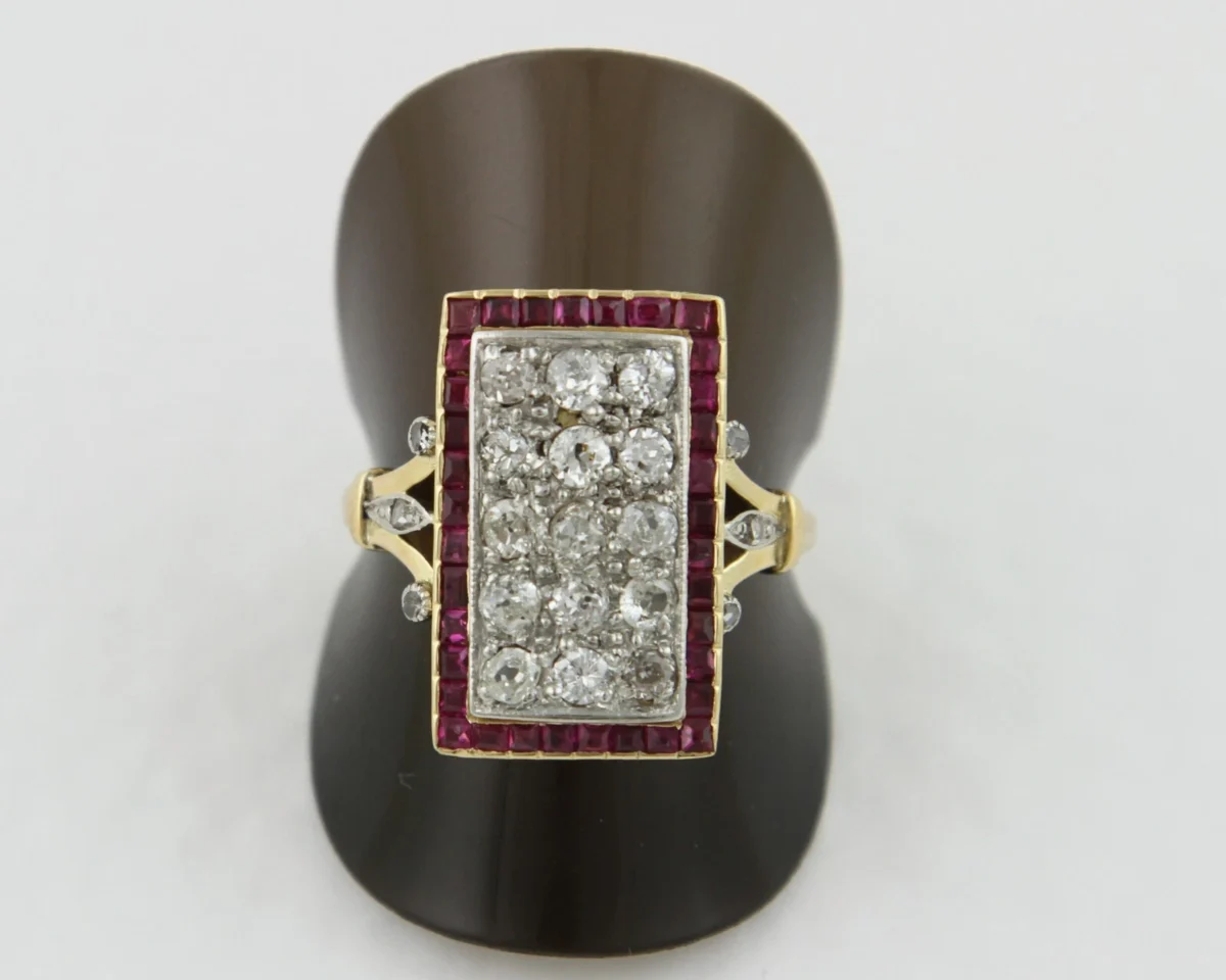 Art-Déco-Ring aus 585 Gelbgold mit Altschliff-Diamanten und Rubinen