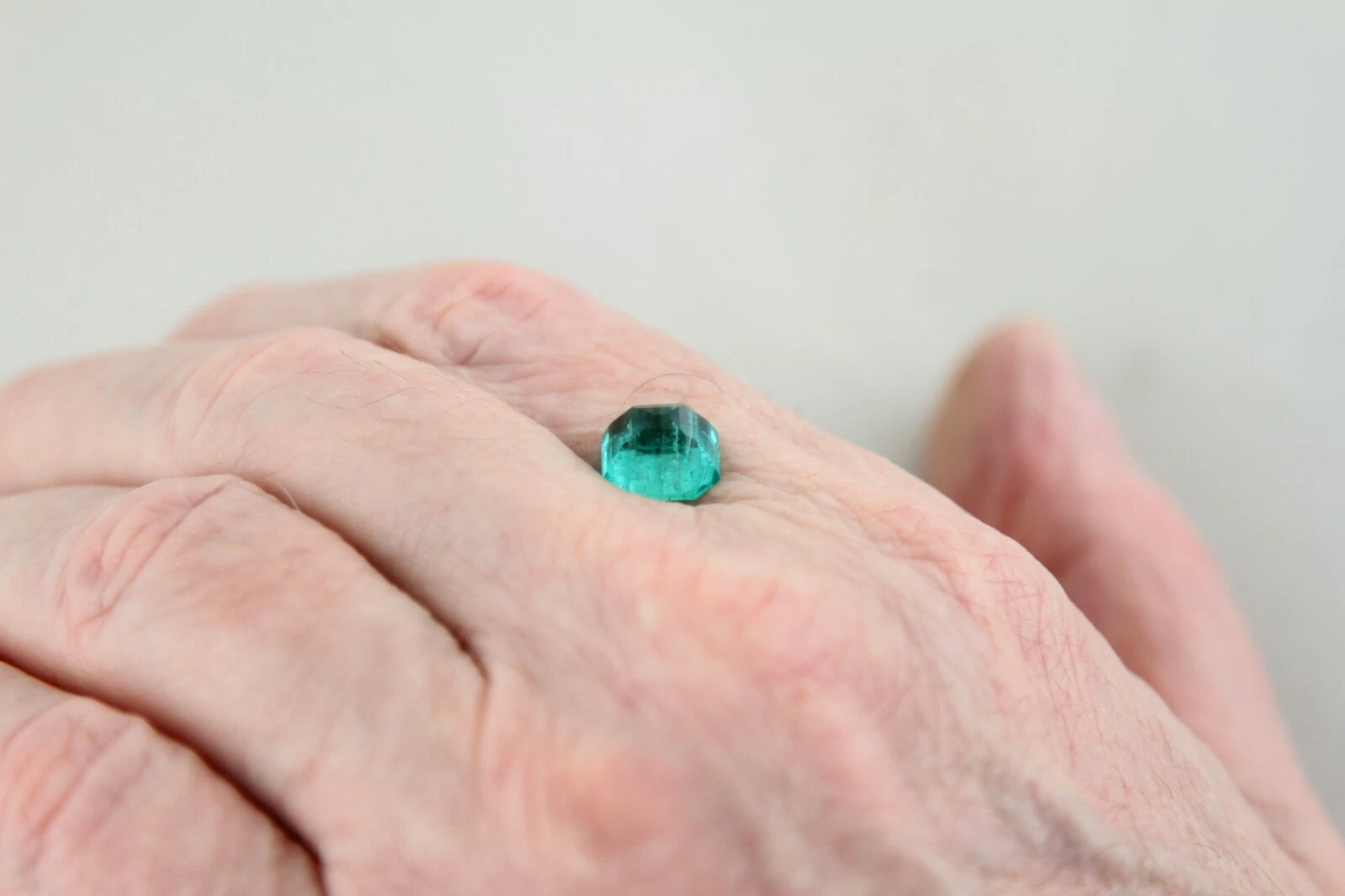 Natürlicher Smaragd 4,07 ct – IGI Antwerpen – Bild 6