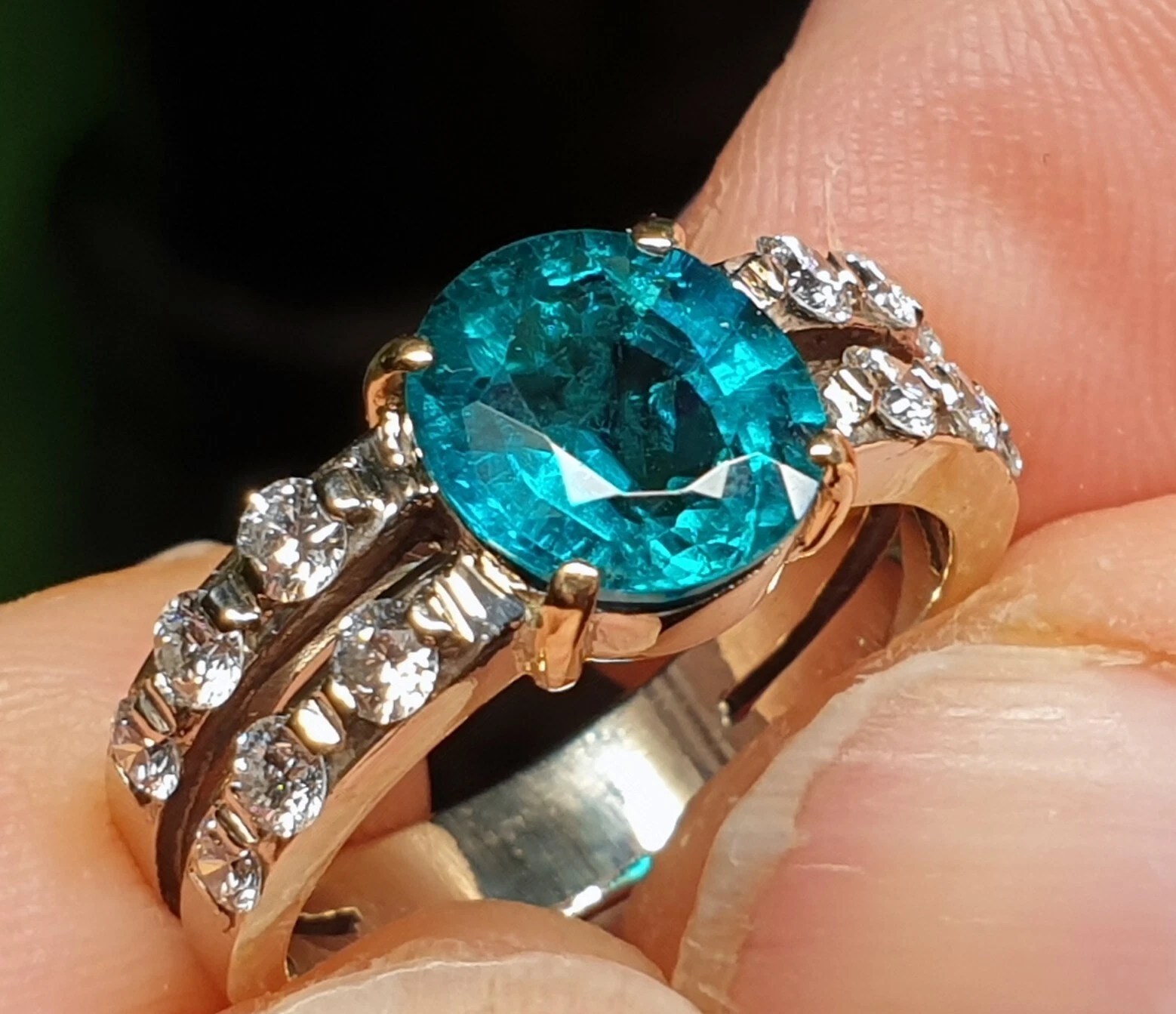 750 Weißgoldring mit natürlichem Smaragd und 12 Brillanten – Bild 2